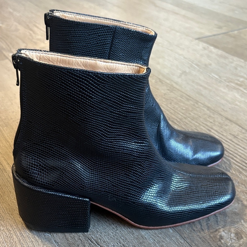 Zou Xou Beia Textured Black Leather Round Toe Ankle Boots w Chunky Block Heel